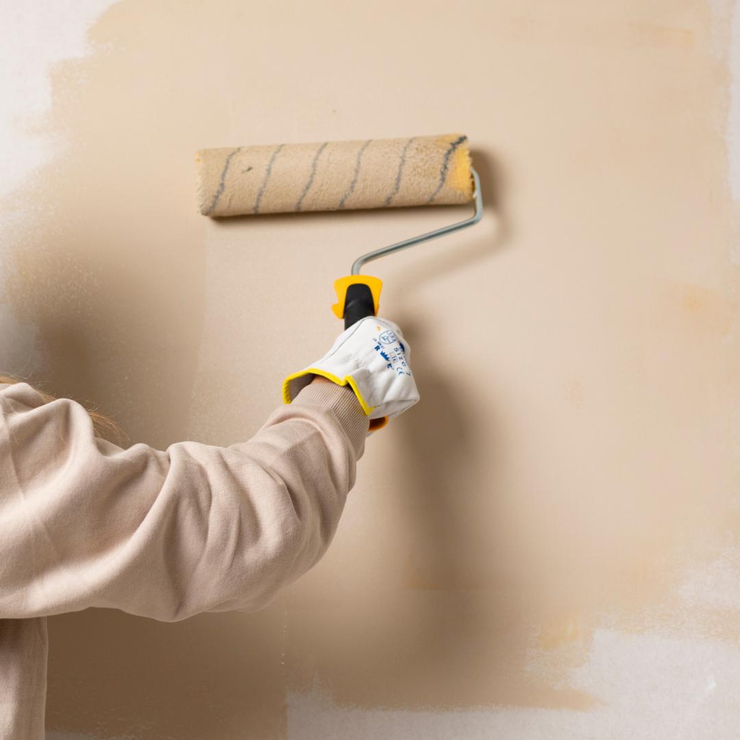 Muur verven muur beige verven met roller