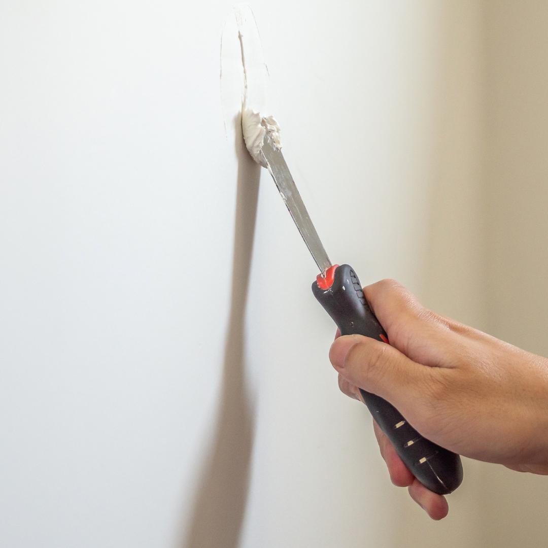 Ondergrond controleren en ehrstellen bij muren schilderen plamuur aanbrengen op de muur